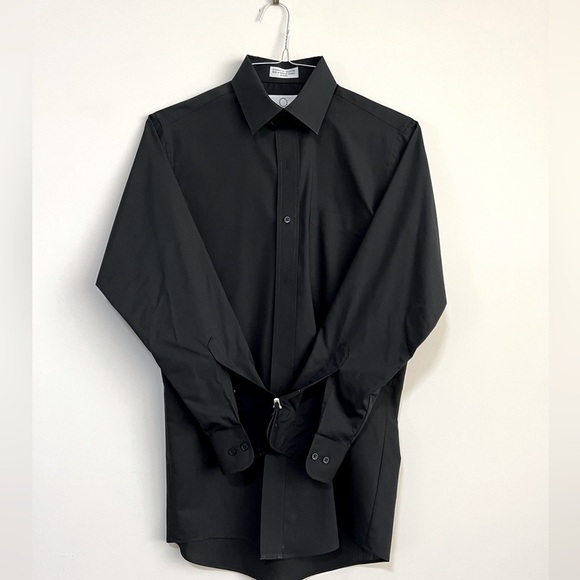 Cousin’s Formalwear Men’s black Button Down. Pristine Condition. Size Small